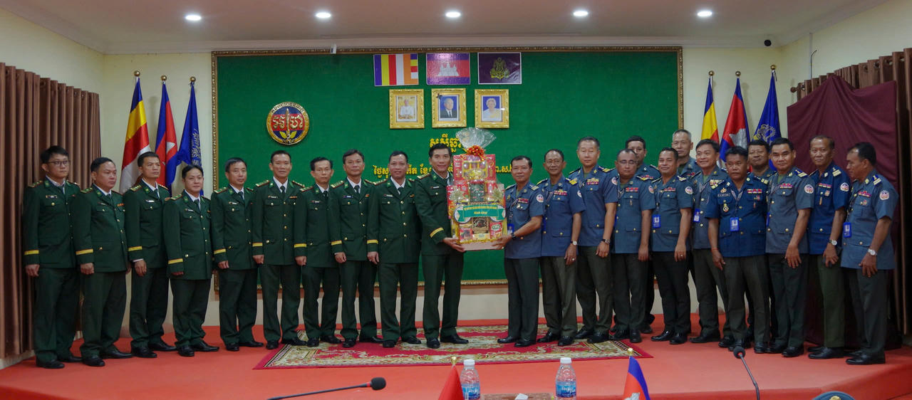 Bộ đội Biên phòng tỉnh An Giang chúc Tết Chol Chnam Thmay lực lượng vũ trang Vương quốc Campuchia