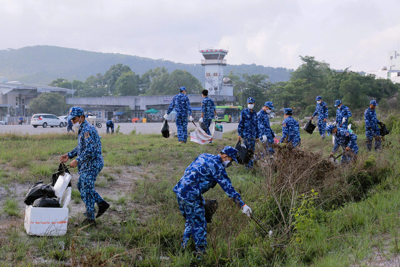 Bộ Tư lệnh Vùng Cảnh sát biển 4 tích cực tham gia 'Ngày vì môi trường Phú Quốc'