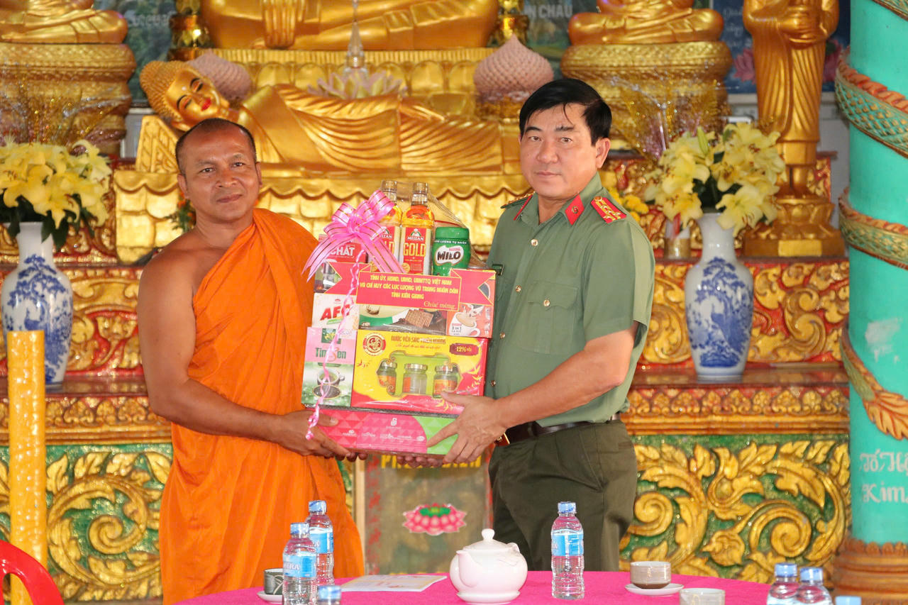 Giám đốc Công an tỉnh Kiên Giang thăm và chúc Tết cổ truyền Chôl Chnăm Thmây tại Hà Tiên