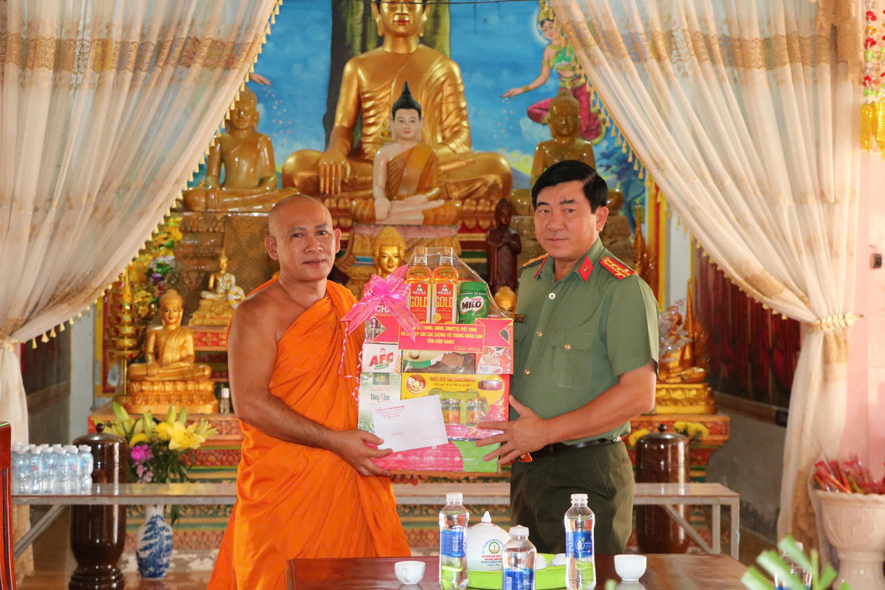 Giám đốc Công an tỉnh Kiên Giang thăm và chúc Tết cổ truyền Chôl Chnăm Thmây tại Hà Tiên