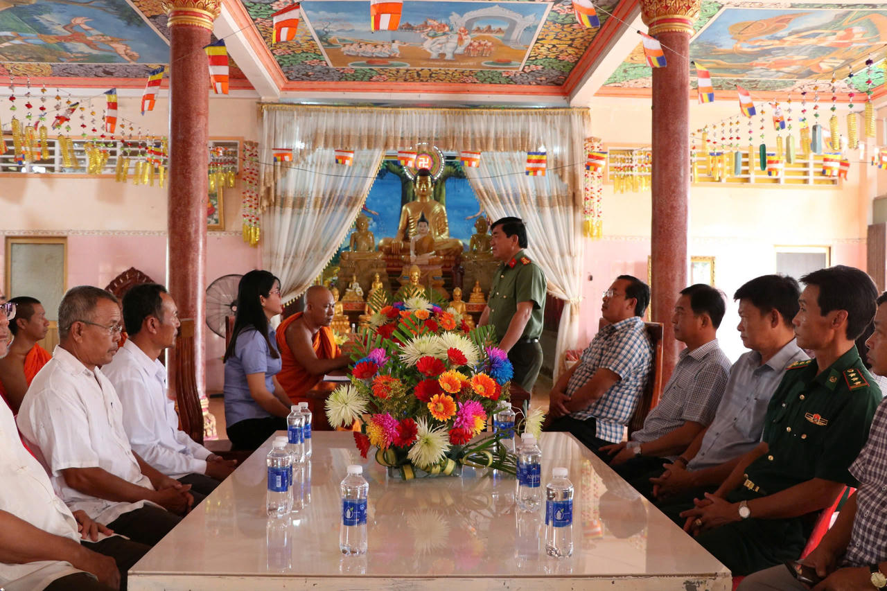 Giám đốc Công an tỉnh Kiên Giang thăm và chúc Tết cổ truyền Chôl Chnăm Thmây tại Hà Tiên