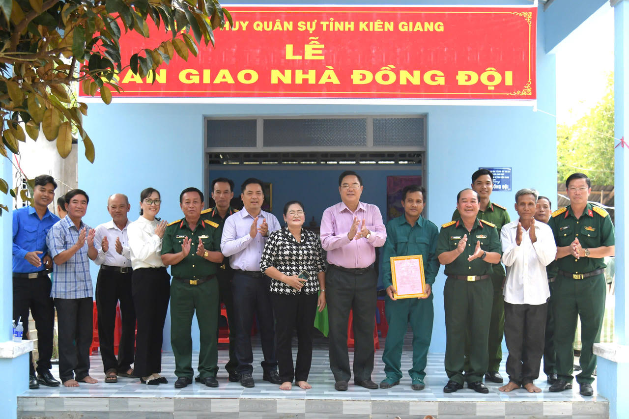 Bàn giao 2 căn nhà dịp Tết quân dân Chôl Chnăm Thmây tại Kiên Giang