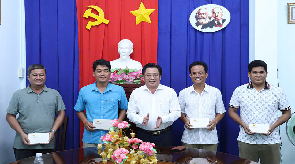 Giám đốc Công an tỉnh An Giang thăm, chúc Tết cổ truyền Chôl Chnăm Thmây