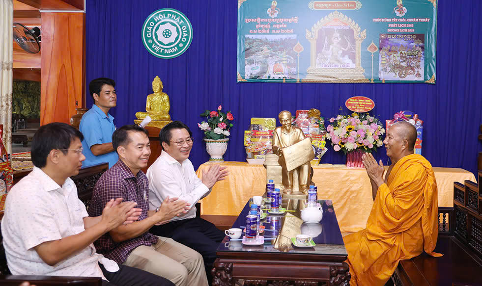 Giám đốc Công an tỉnh An Giang thăm, chúc Tết cổ truyền Chôl Chnăm Thmây