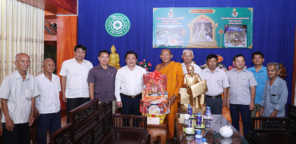 Giám đốc Công an tỉnh An Giang thăm, chúc Tết cổ truyền Chôl Chnăm Thmây