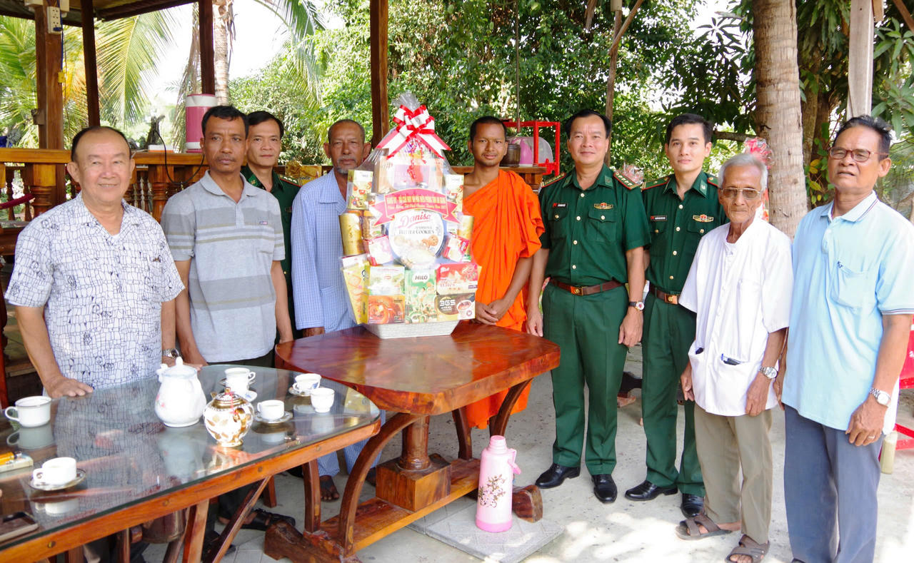 Bộ đội Biên phòng tỉnh An Giang chúc Tết Chol Chnam Thmay các chùa tại Thị xã Tịnh Biên