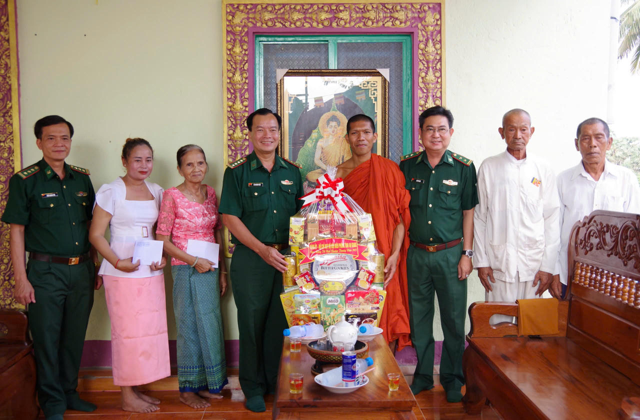 Bộ đội Biên phòng tỉnh An Giang chúc Tết Chol Chnam Thmay các chùa tại Thị xã Tịnh Biên