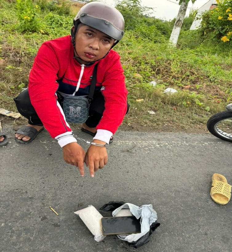 Bắt quả tang đối tượng vận chuyển trái phép gần 0,5 kg nghi là ma túy tổng hợp