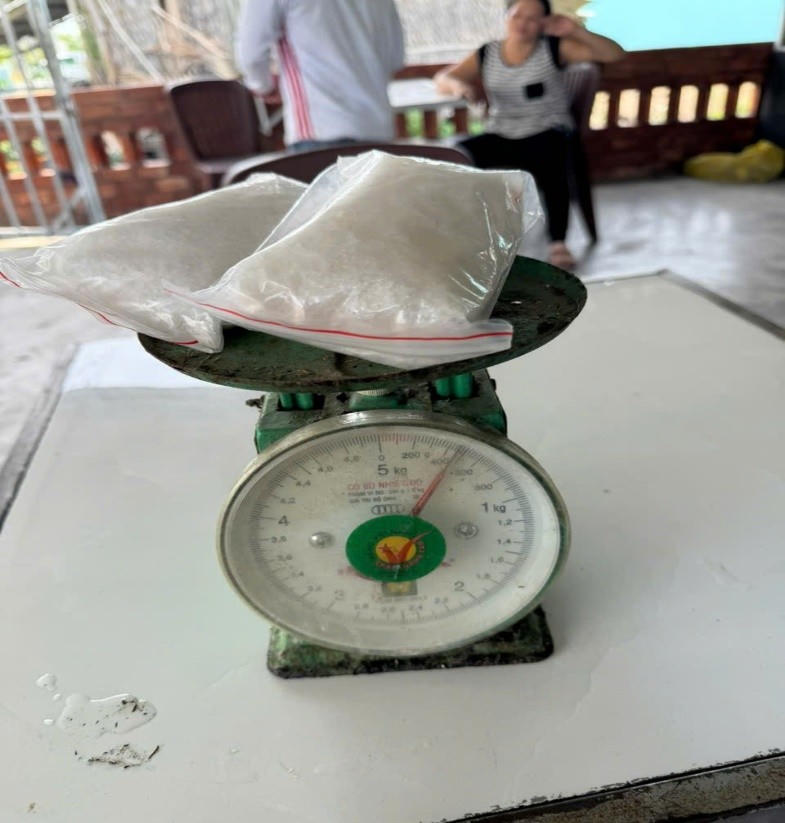 Bắt quả tang đối tượng vận chuyển trái phép gần 0,5 kg nghi là ma túy tổng hợp