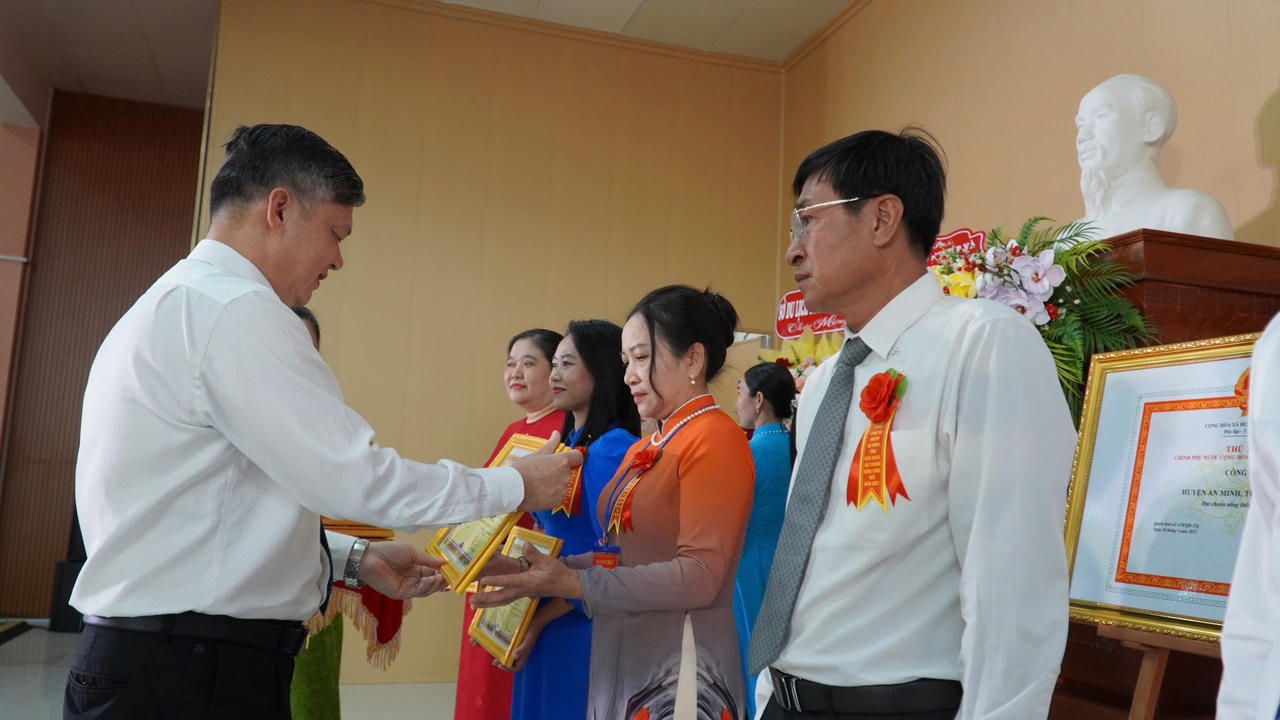 Công nhận huyện An Minh (Kiên Giang) đạt chuẩn huyện nông thôn mới