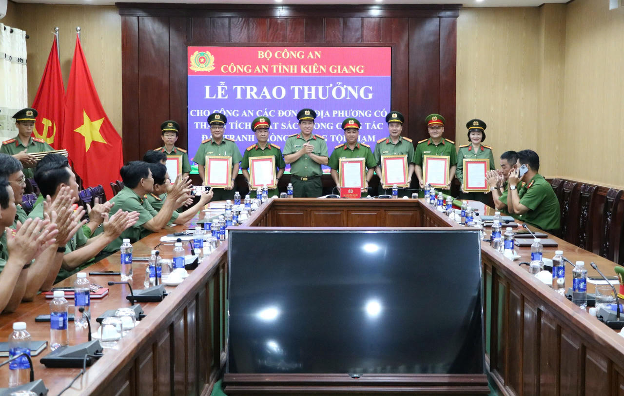 Công an tỉnh Kiên Giang khen thưởng nhiều đơn vị có thành tích xuất sắc trong đấu tranh phòng, chống tội phạm