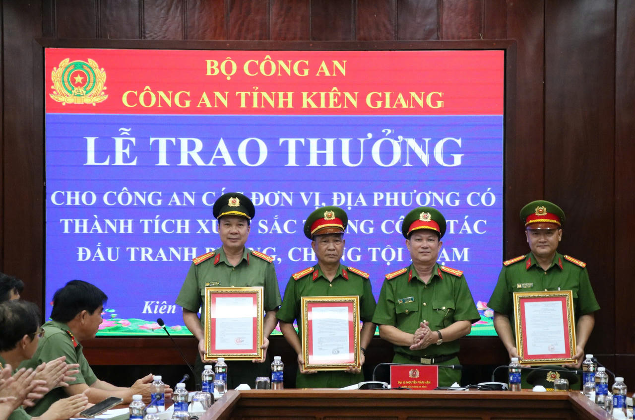 Công an tỉnh Kiên Giang khen thưởng nhiều đơn vị có thành tích xuất sắc trong đấu tranh phòng, chống tội phạm
