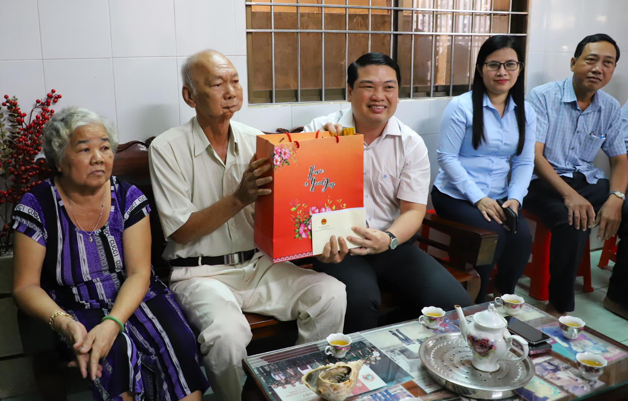 Phó Chủ tịch tỉnh Kiên Giang thăm gia đình chính sách, người có công với cách mạng tiêu biểu