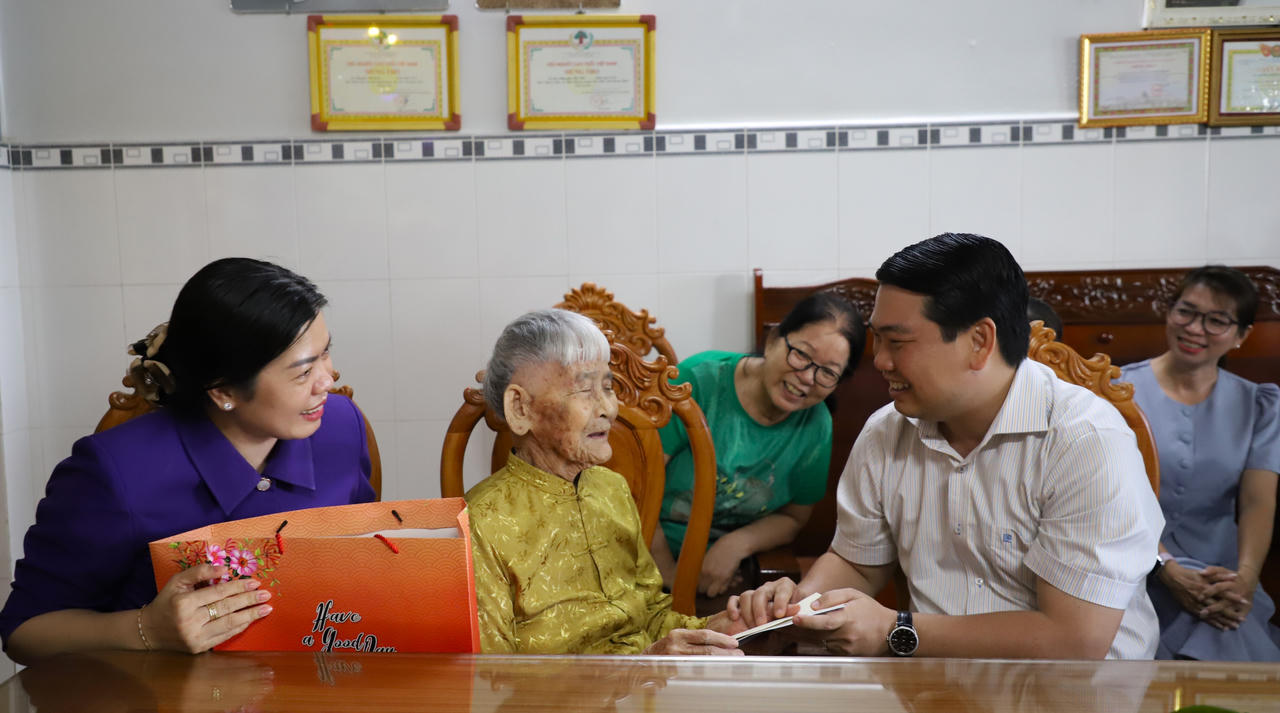 Phó Chủ tịch tỉnh Kiên Giang thăm gia đình chính sách, người có công với cách mạng tiêu biểu