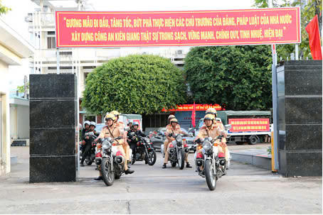 Ra quân bảo đảm an toàn giao thông cho người dân đi lại, vui chơi dịp Lễ 30/4 - 1/5