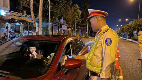 Ra quân bảo đảm an toàn giao thông cho người dân đi lại, vui chơi dịp Lễ 30/4 - 1/5