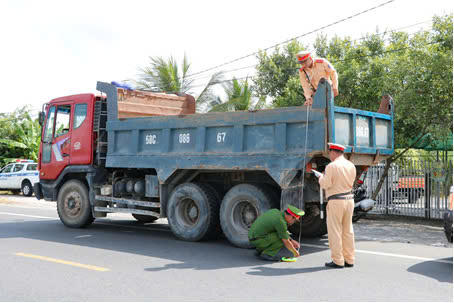 Ra quân bảo đảm an toàn giao thông cho người dân đi lại, vui chơi dịp Lễ 30/4 - 1/5
