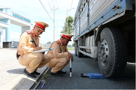 Ra quân bảo đảm an toàn giao thông cho người dân đi lại, vui chơi dịp Lễ 30/4 - 1/5