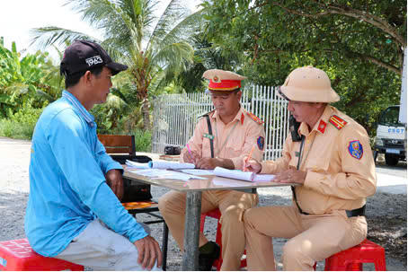 Ra quân bảo đảm an toàn giao thông cho người dân đi lại, vui chơi dịp Lễ 30/4 - 1/5