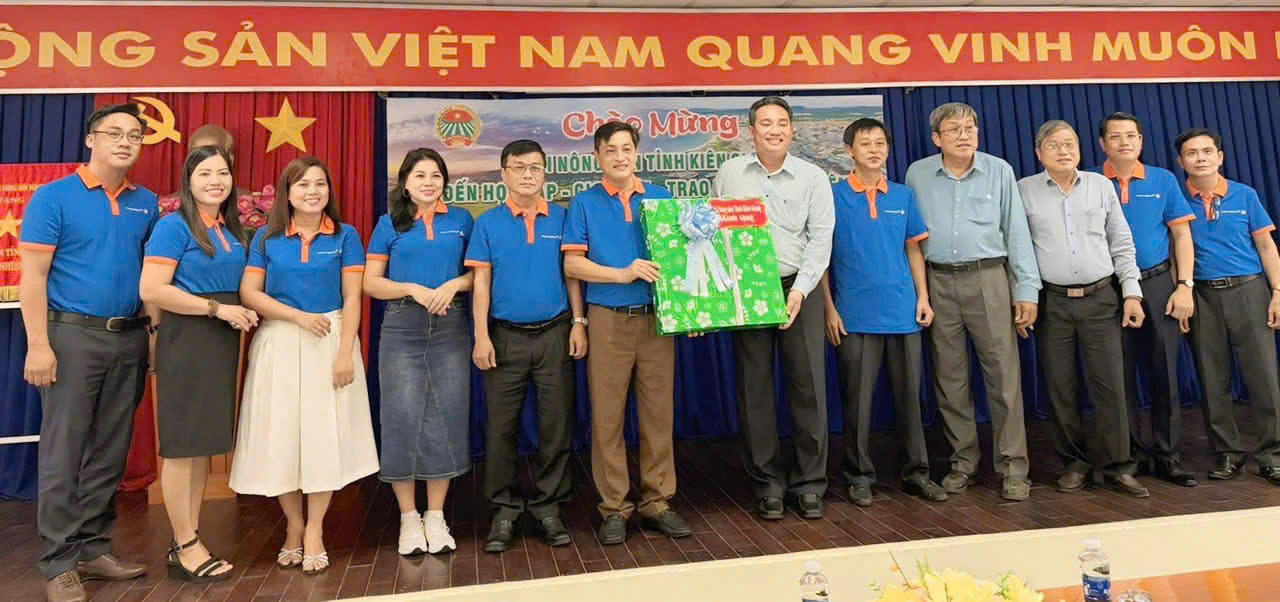 Hội Nông dân An Giang, Kiên Giang trao đổi kinh nghiệm và trao học bổng cho học sinh