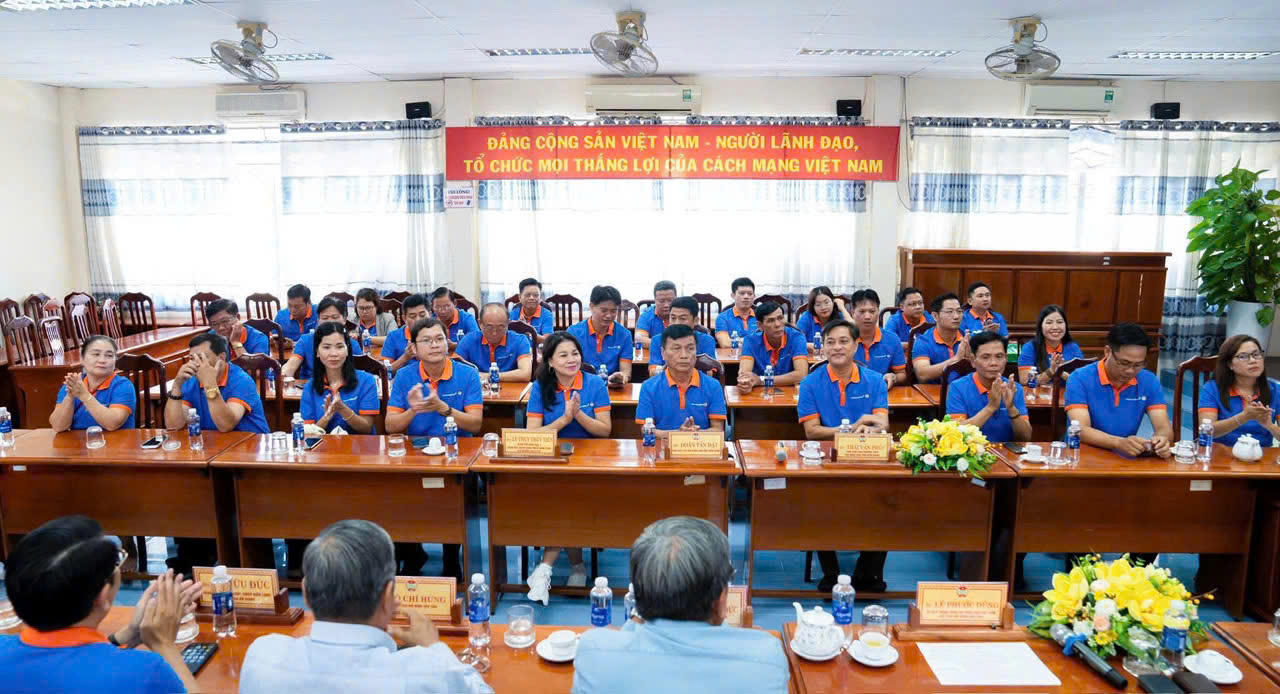 Hội Nông dân An Giang, Kiên Giang trao đổi kinh nghiệm và trao học bổng cho học sinh