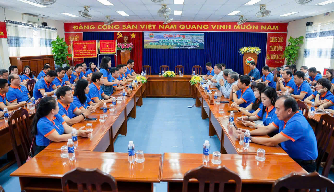 Hội Nông dân An Giang, Kiên Giang trao đổi kinh nghiệm và trao học bổng cho học sinh