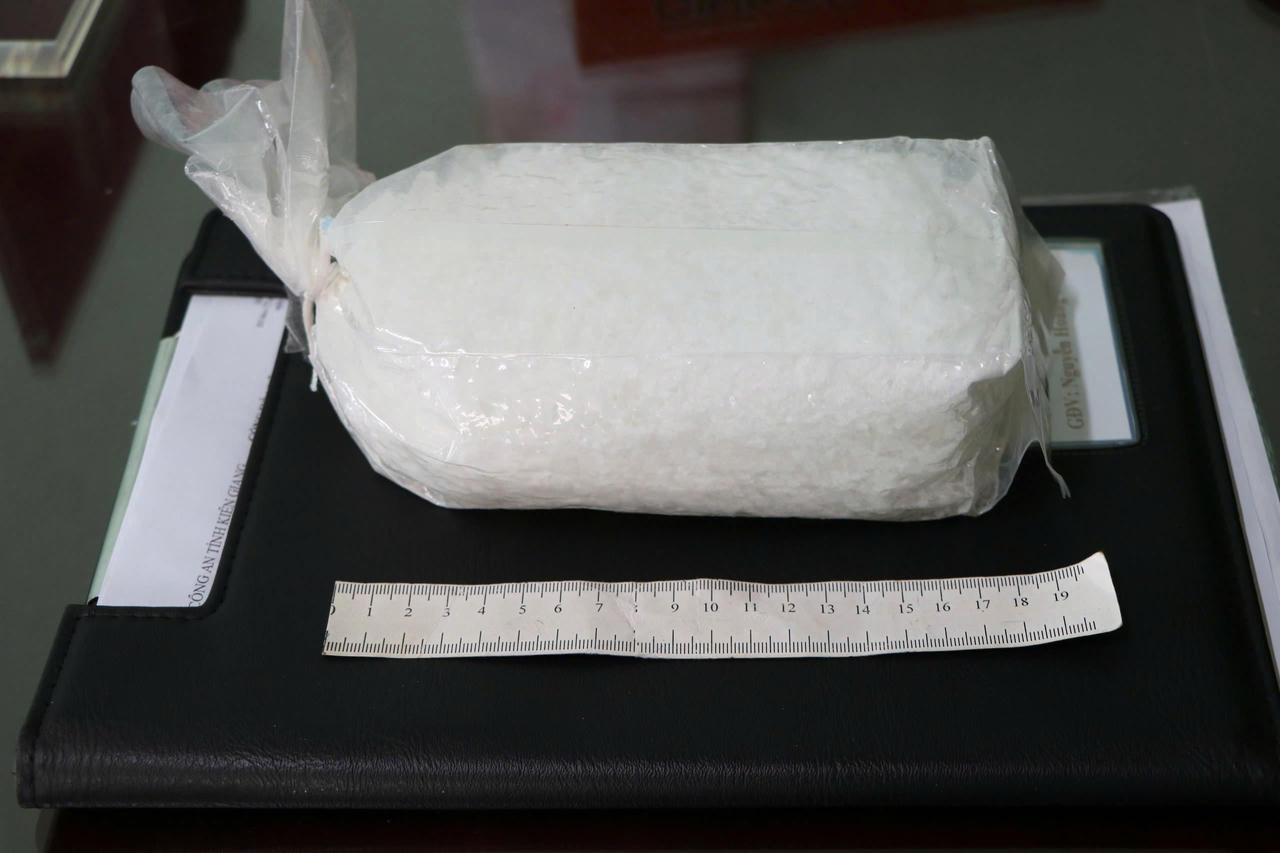 Bắt quả tang đối tượng vận chuyển trái phép khoảng 1kg chất ma tuý