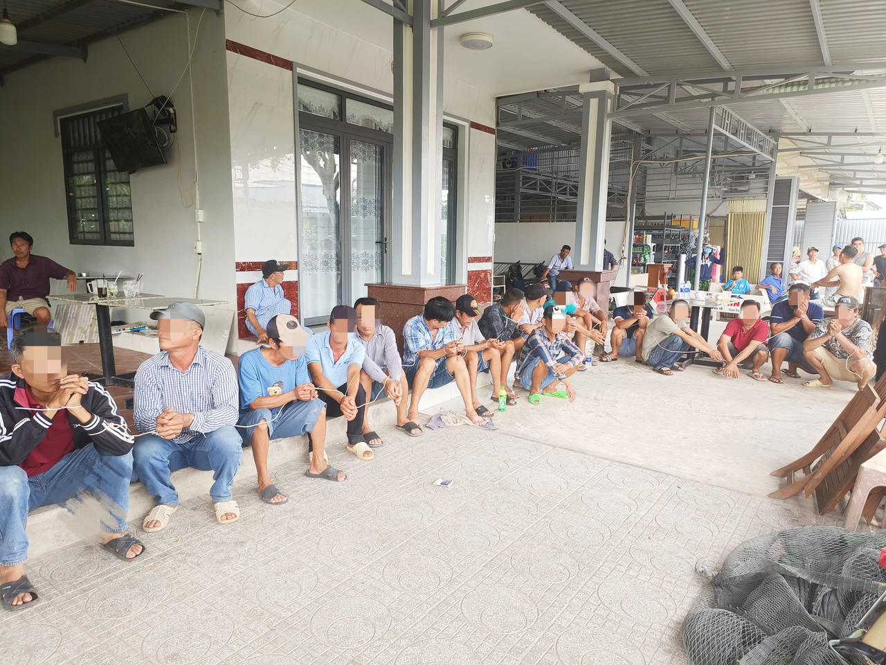 Bắt quả tang 19 đối tượng 'đá gà' qua mạng ăn tiền