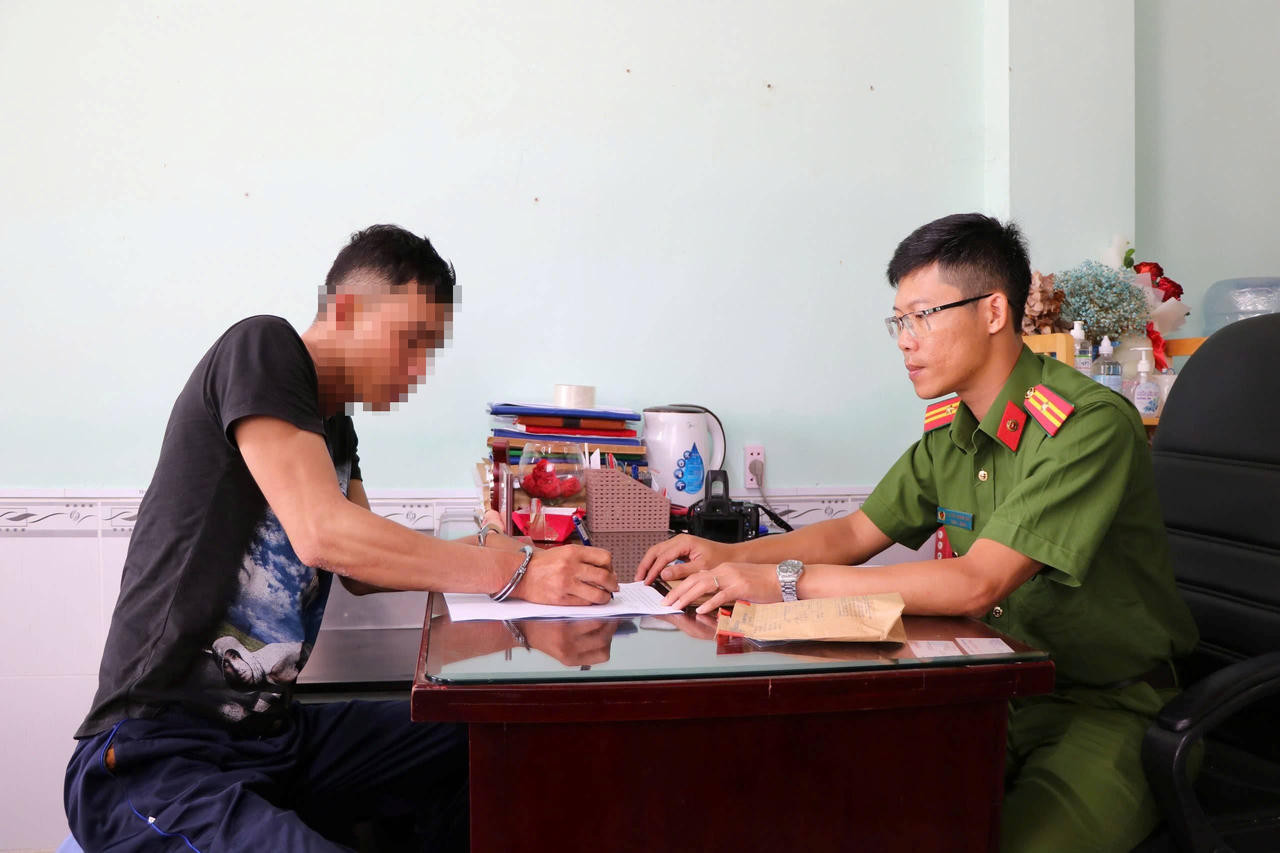 Ra tù chưa lâu, lại bị bắt quả tang tàng trữ trái phép chất ma tuý