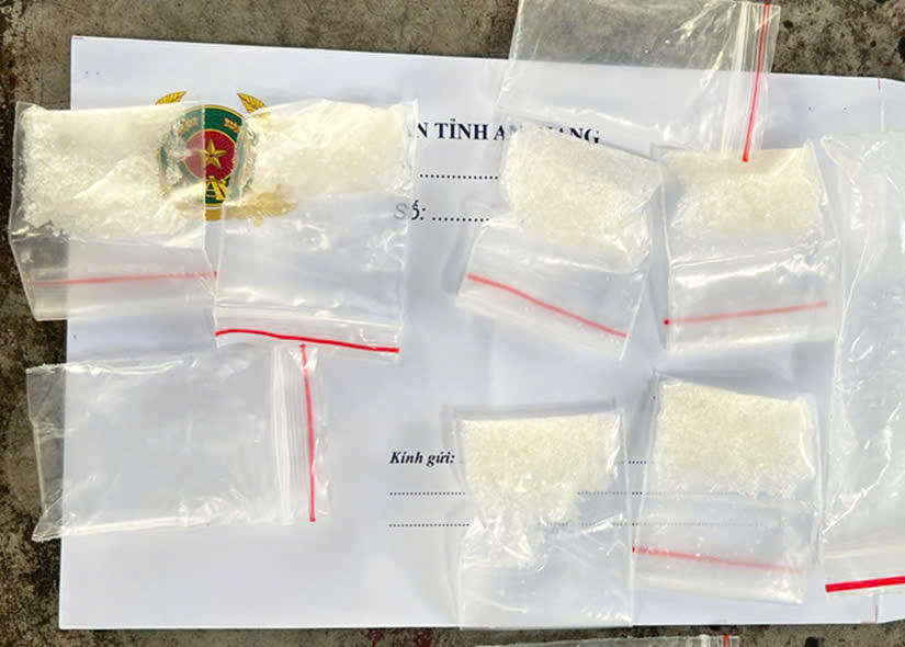 Bắt tạm giam thêm 2 đối tượng liên quan vụ án mua bán, tàng trữ trái phép chất ma túy tại Chợ Mới