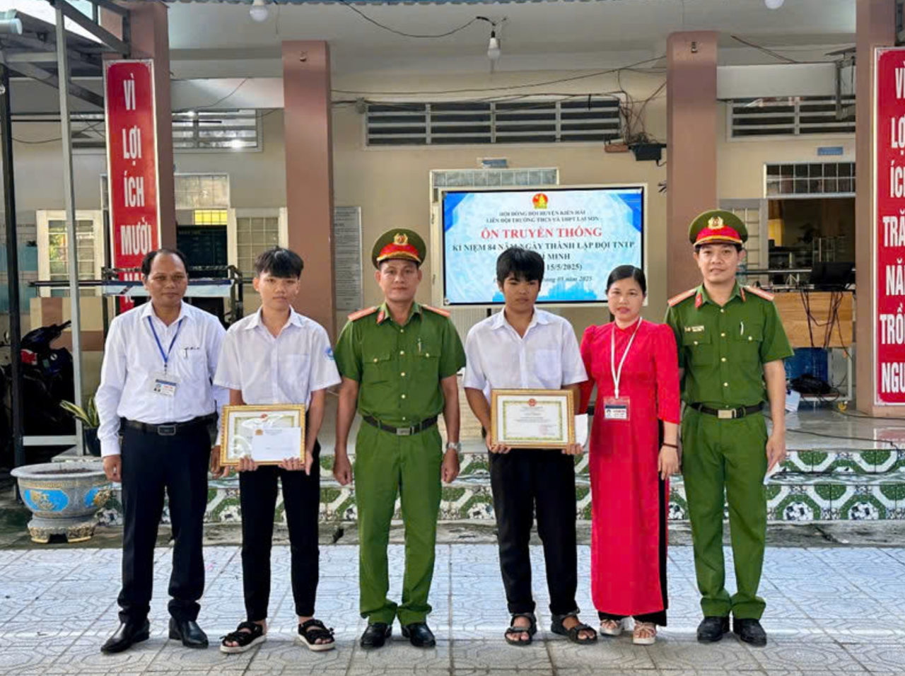 Học sinh vùng biển đảo Lại Sơn nhặt được của rơi, trả lại người bị mất