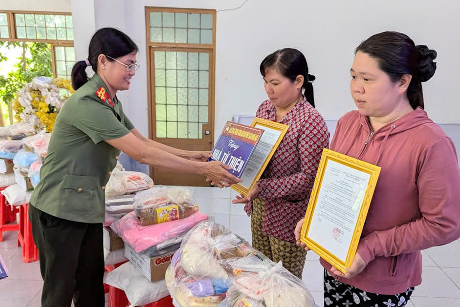 Bàn giao 94 căn nhà Đại đoàn kết cho hộ nghèo tại thị xã Tịnh Biên