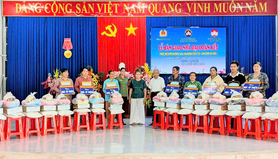 Bàn giao 94 căn nhà Đại đoàn kết cho hộ nghèo tại thị xã Tịnh Biên