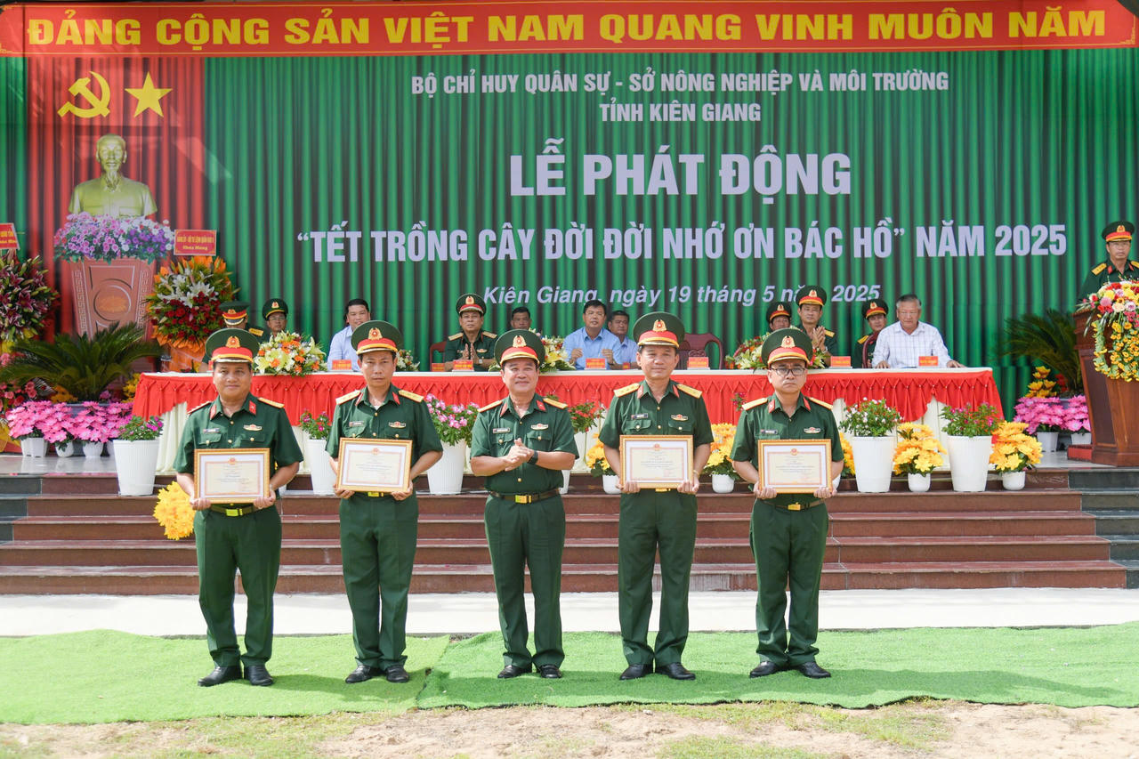 Bộ CHQS tỉnh Kiên Giang phát động “Tết trồng cây đời đời nhớ ơn Bác Hồ” năm 2025