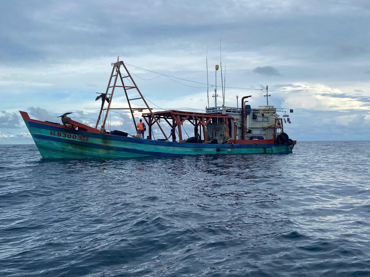 Bắt giữ tàu cá vận chuyển trái phép dầu Diesel trên biển