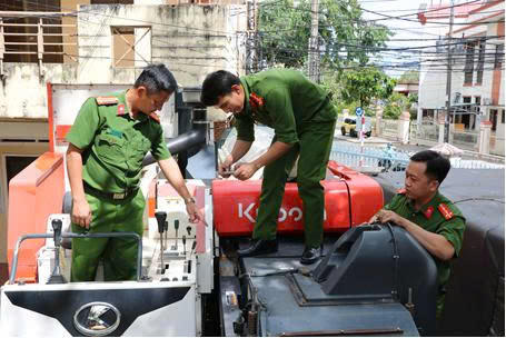 Phá đường dây vận chuyển trái phép máy gặt đập liên hợp từ Campuchia về Việt Nam