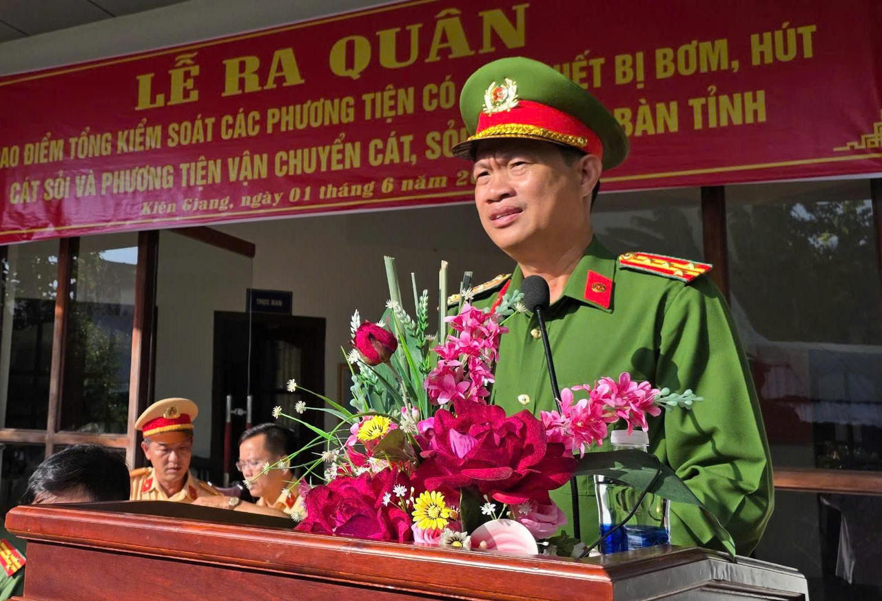 Công an tỉnh Kiên Giang ra quân cao điểm tổng kiểm soát phương tiện khai thác, vận chuyển cát, sỏi