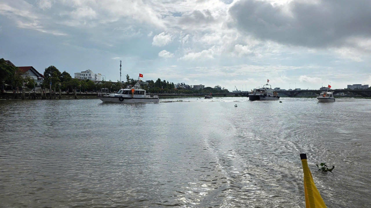 Công an tỉnh Kiên Giang ra quân cao điểm tổng kiểm soát phương tiện khai thác, vận chuyển cát, sỏi