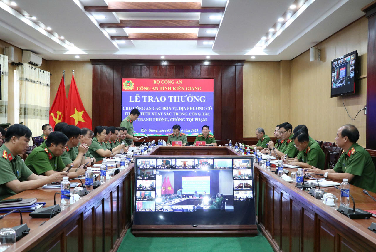 Khen thưởng đơn vị xuất sắc trong đấu tranh phòng, chống tội phạm