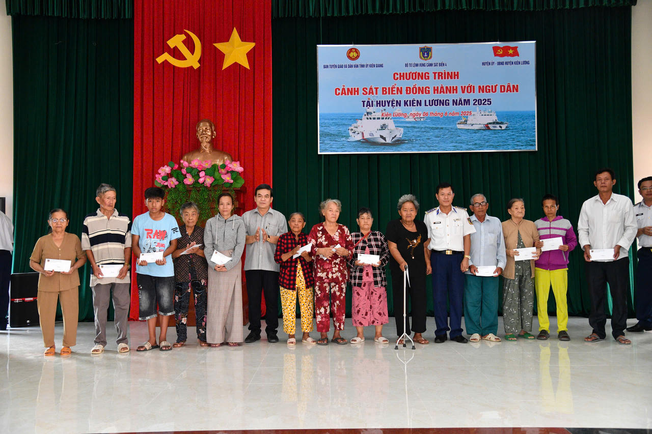 Bộ Tư lệnh Vùng Cảnh sát biển 4 đồng hành với ngư dân tỉnh Kiên Giang