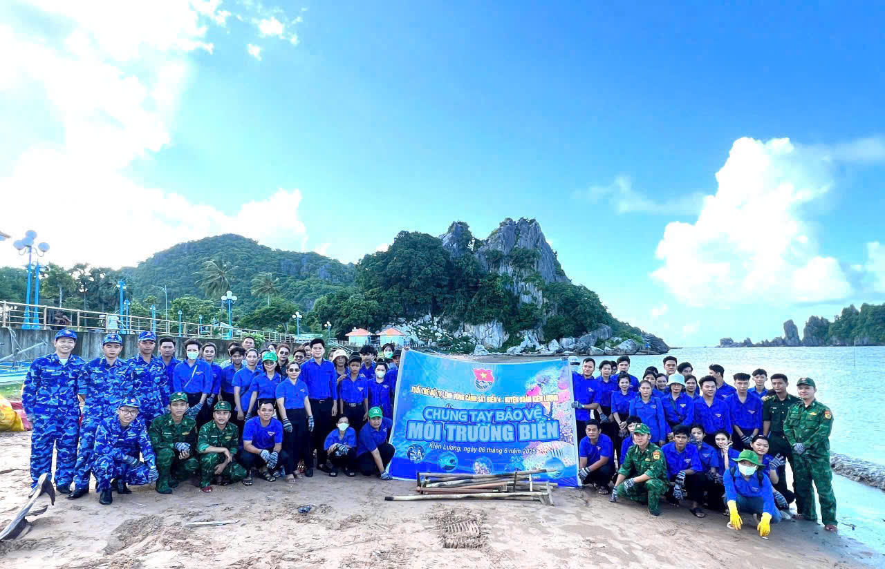 Bộ Tư lệnh Vùng Cảnh sát biển 4 đồng hành với ngư dân tỉnh Kiên Giang