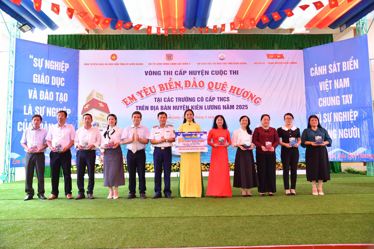 Bộ Tư lệnh Vùng Cảnh sát biển 4 đồng hành với ngư dân tỉnh Kiên Giang