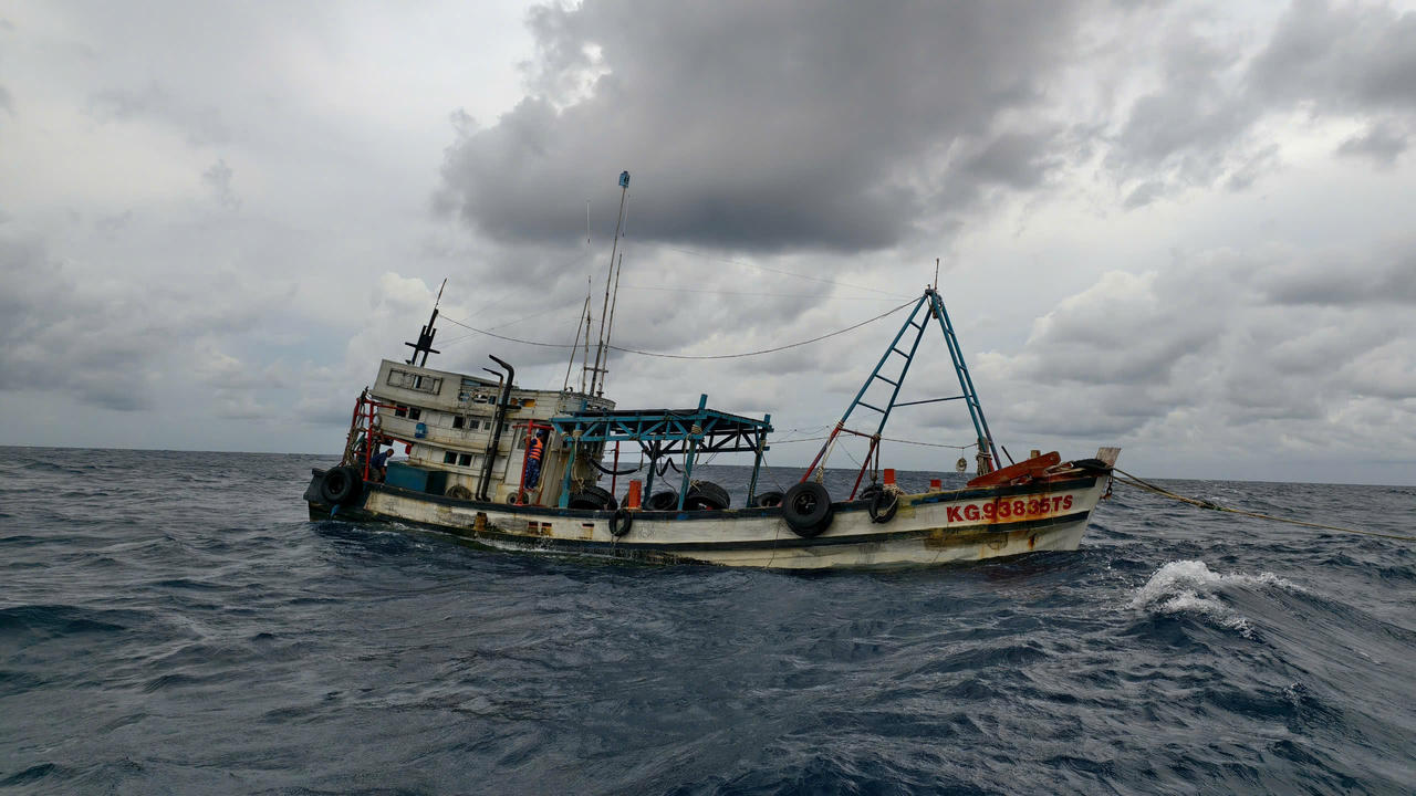 Bộ Tư lệnh Vùng Cảnh sát biển 4 phát hiện, bắt giữ tàu vận chuyển trái phép dầu Diesel 