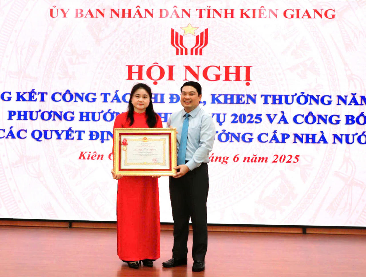 2 tập thể, 14 cá nhân ở Kiên Giang được trao tặng Huân chương Lao động