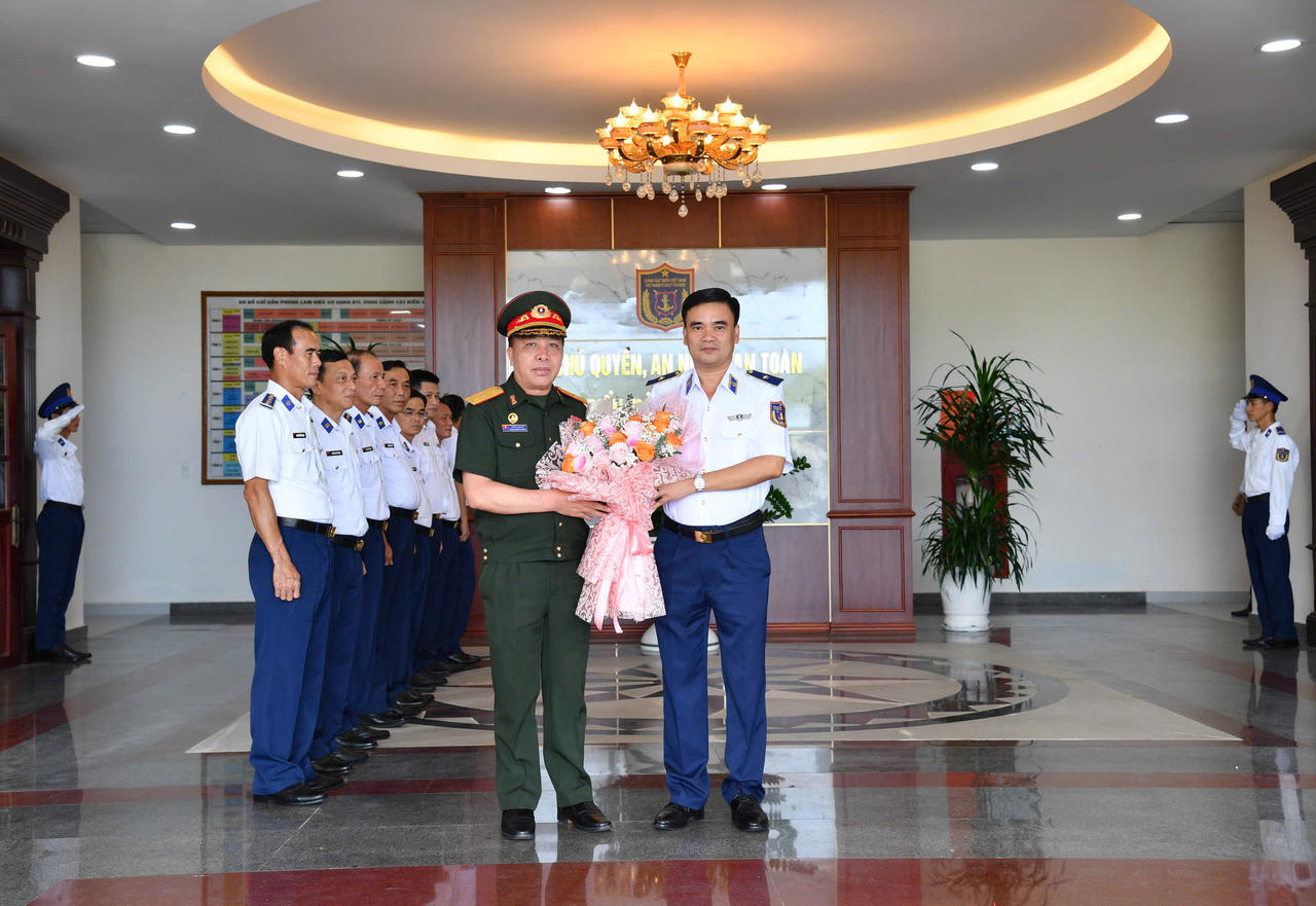 Đoàn công tác Cục Tài chính, Bộ Quốc phòng Lào thăm và làm việc với Vùng Cảnh sát biển 4