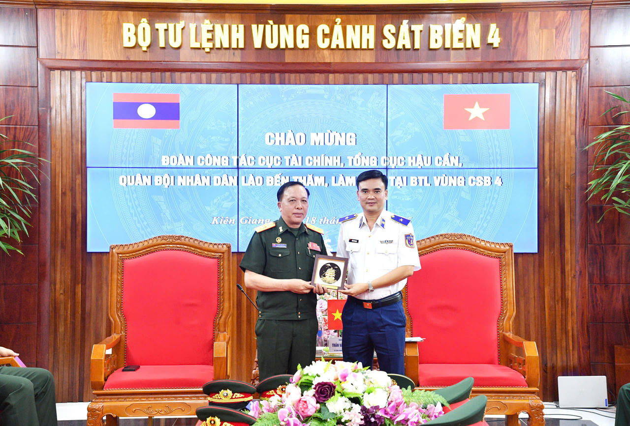 Đoàn công tác Cục Tài chính, Bộ Quốc phòng Lào thăm và làm việc với Vùng Cảnh sát biển 4