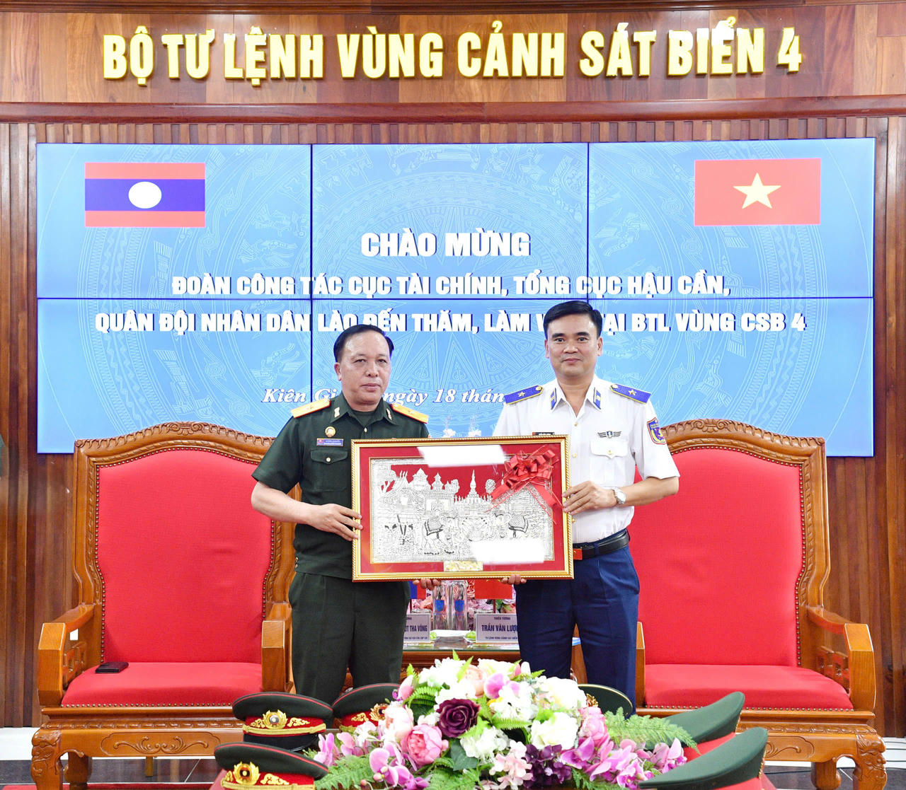 Đoàn công tác Cục Tài chính, Bộ Quốc phòng Lào thăm và làm việc với Vùng Cảnh sát biển 4