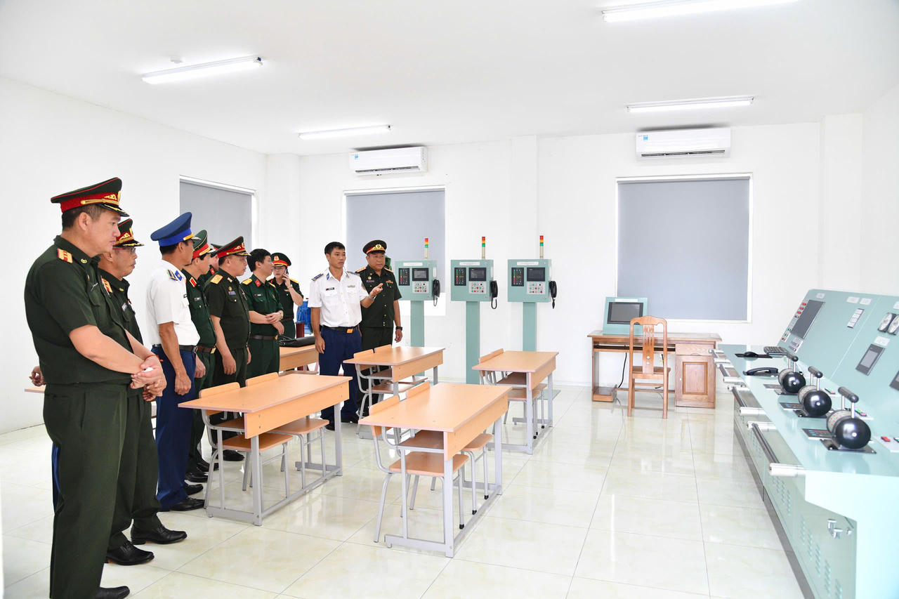 Đoàn công tác Cục Tài chính, Bộ Quốc phòng Lào thăm và làm việc với Vùng Cảnh sát biển 4