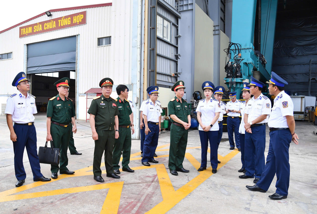 Đoàn công tác Cục Tài chính, Bộ Quốc phòng Lào thăm và làm việc với Vùng Cảnh sát biển 4