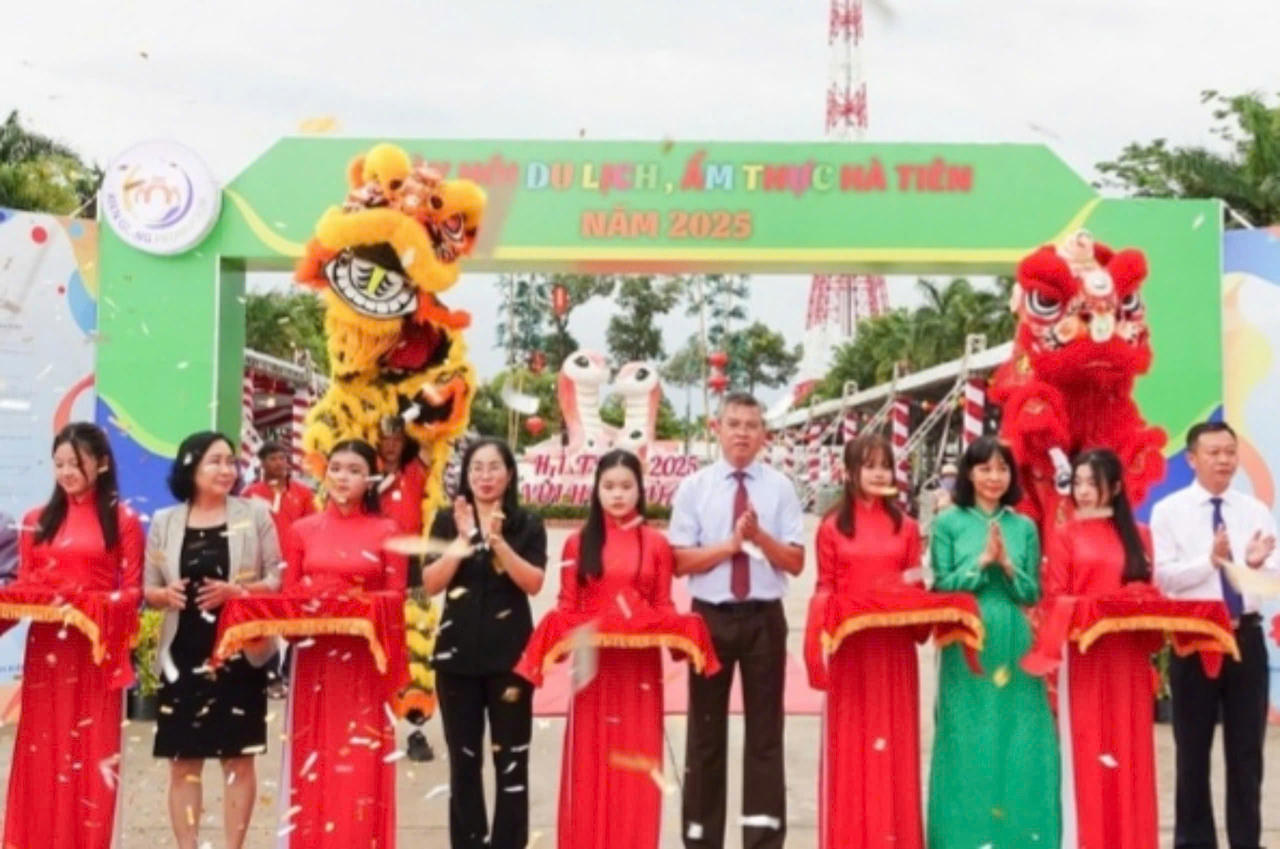 Khai mạc Lễ hội truyền thống kỷ niệm 290 năm ngày mất Đức khai trấn Mạc Cửu 